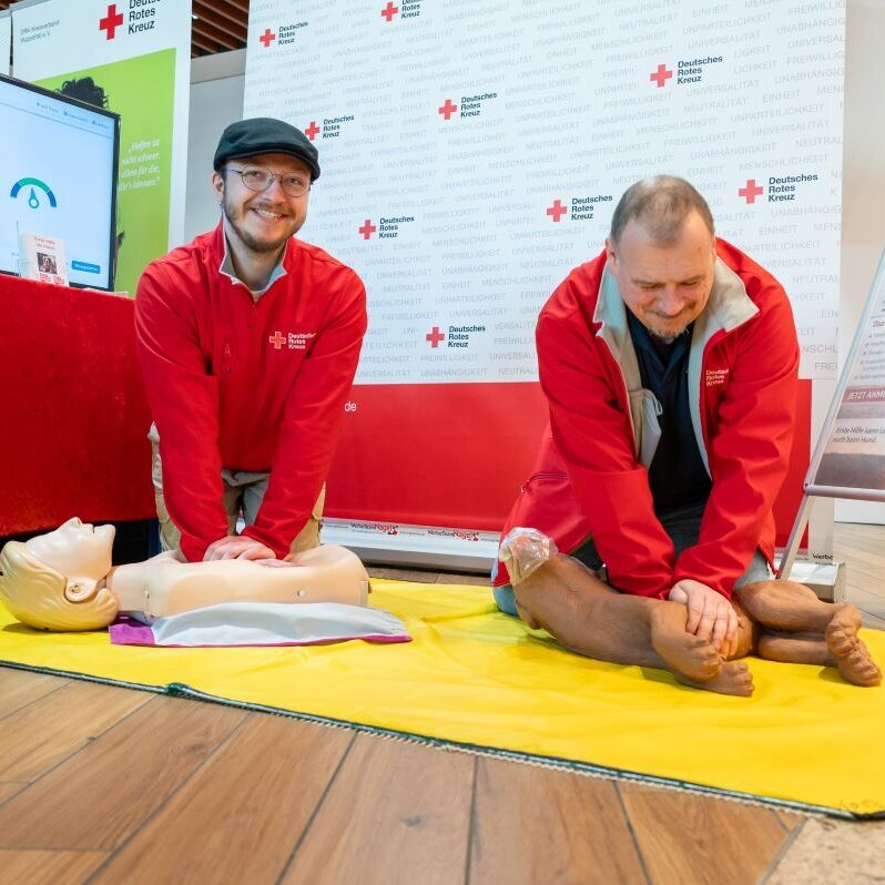 Team der DRK zeigt Erste Hilfe