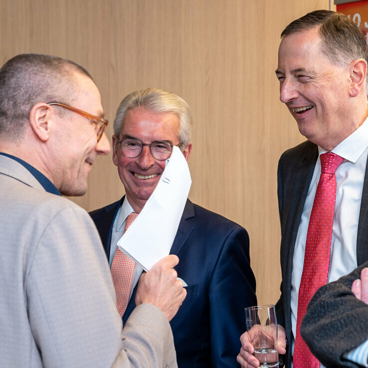 Gute Laune bei Wuppertals amtierendem Oberbürgermeister Uwe Schneidewind, dem ehemaligen Vorstandsvorsitzenden der Sparkasse Peter Vaupel sowie dem ehemaligen Bürgermeister Peter Jung.
