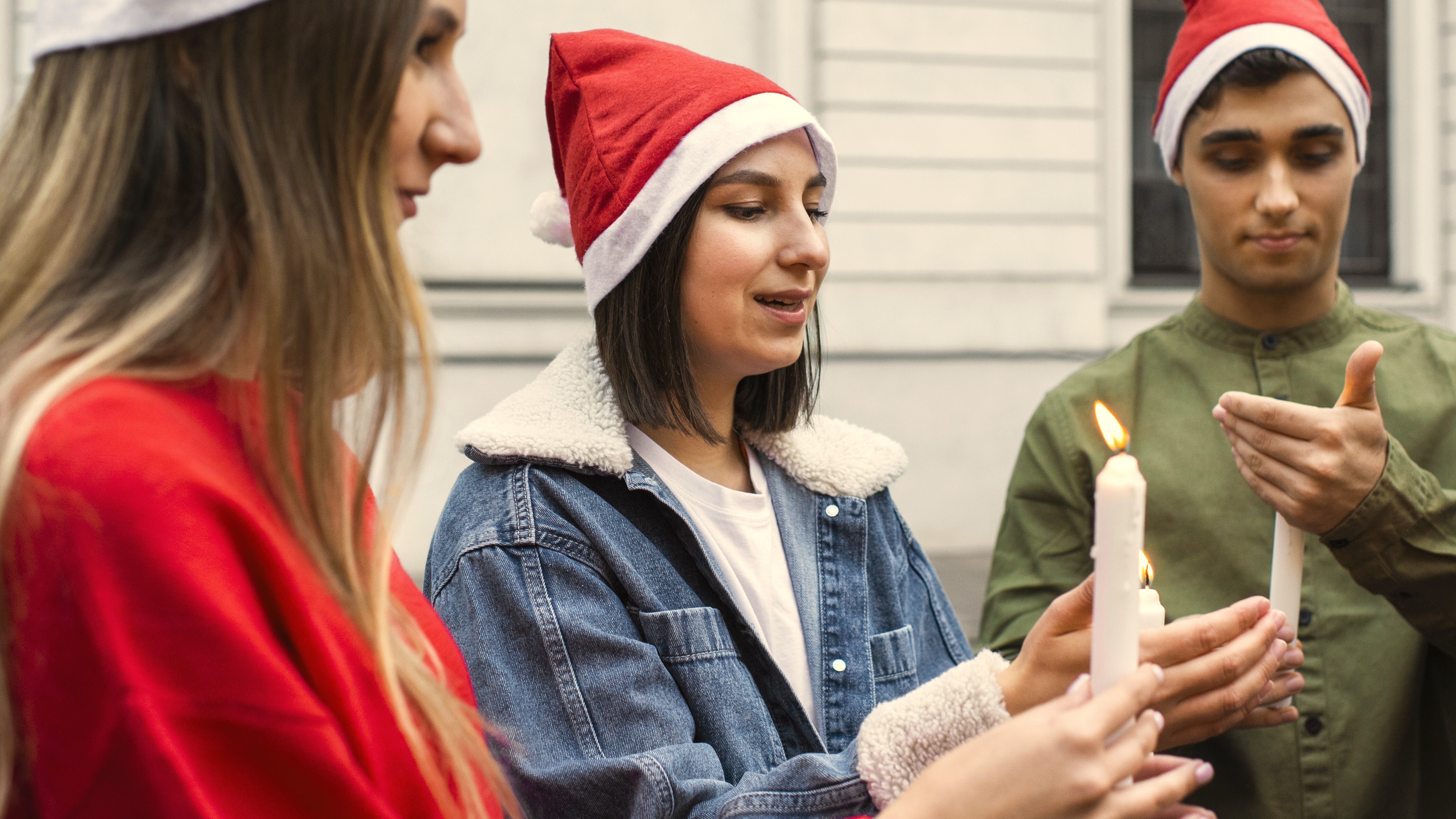 Quelle: https://www.freepik.com/free-photo/side-view-people-with-santa-hats_32332103.htm