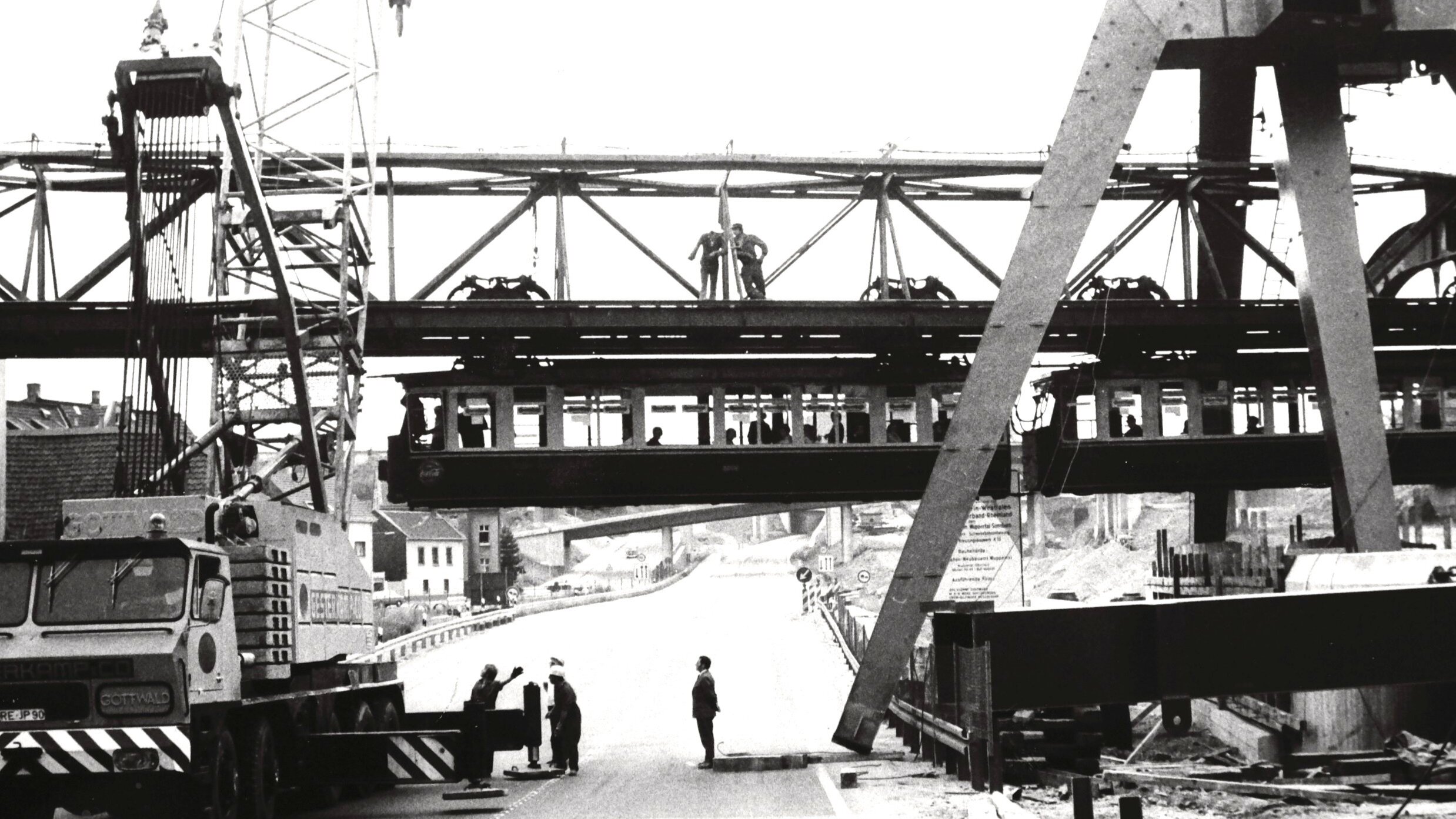 Kurt Keil: Bau des Sonnborner Kreuzes und Arbeiten für die Schwebebahn, Foto in der Ausstellung des Zentrums für gute Taten