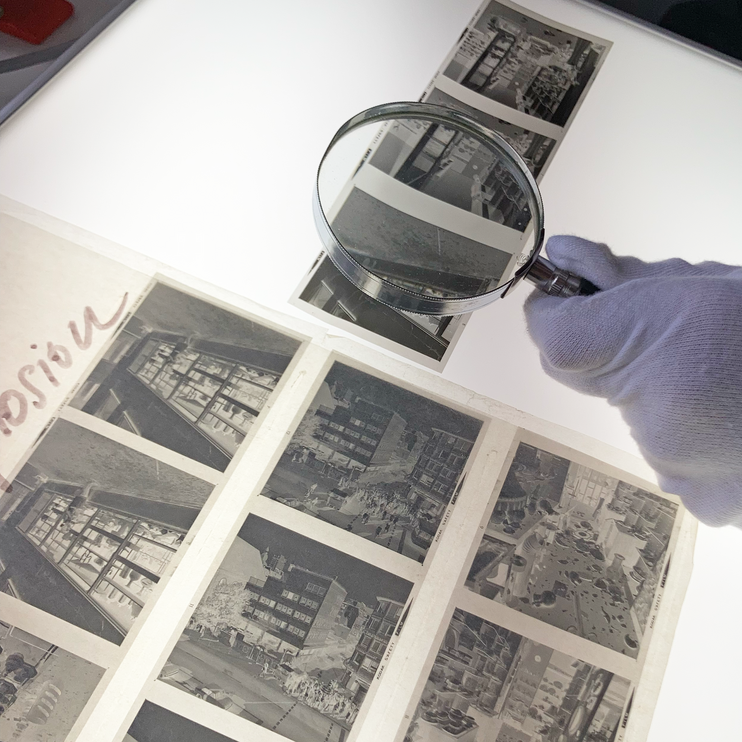 Kurt-Keil-Ausstellung: Negative werden gesichtet und aufbereitet.