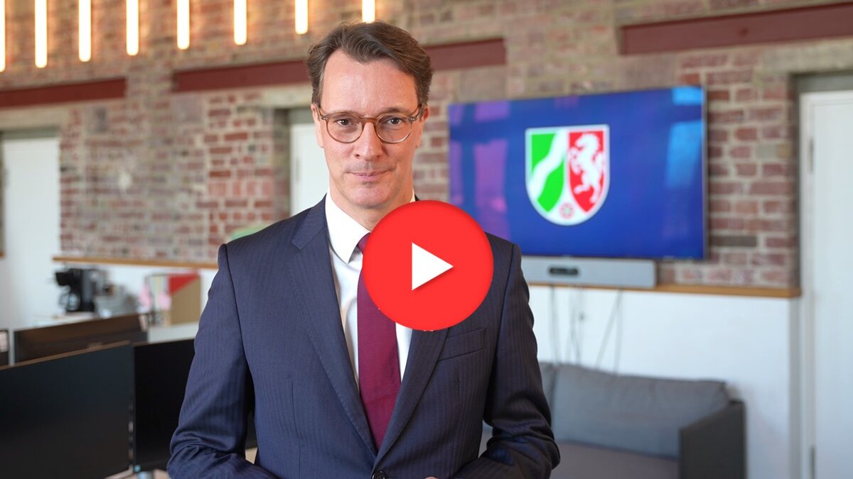 Ministerpräident Hendrik Wüst steht vor der Staatskanzlei Düsseldorf